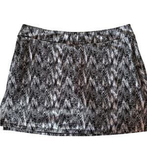 Tranquility by Colorado clothing skort sz large black & white